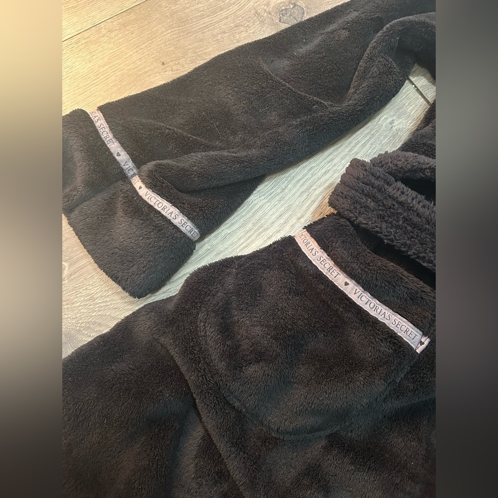 Victoria’s Secret Black Fuzzy Robe - Picture 2 of 4